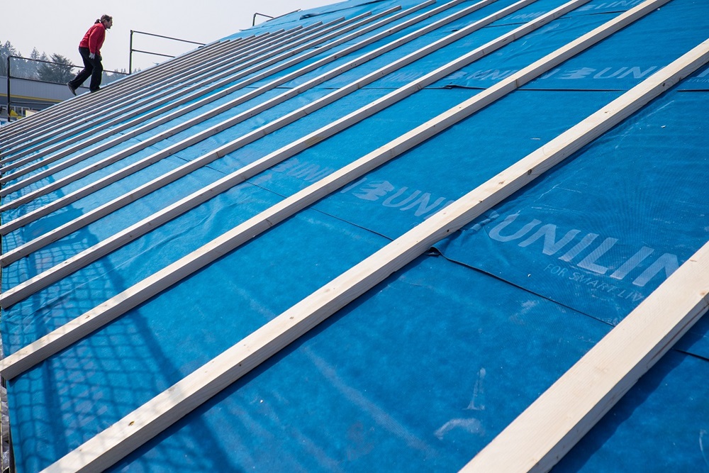 Pose des plaques isolantes Utherm Sarking L Plus pour toiture en pente en rénovations légères